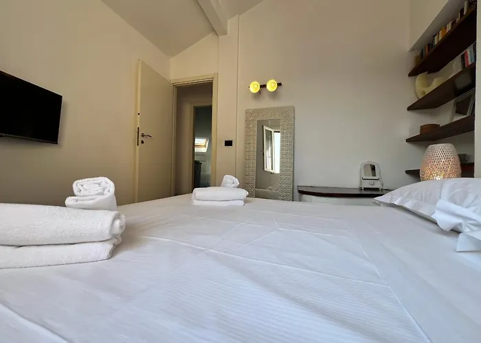 Апартаменты Casa Del Pozzo, 90 Mq, 2b 1b, Cozy Top-floor Ligurian Stay, No Lift, Steps From The Sea *
